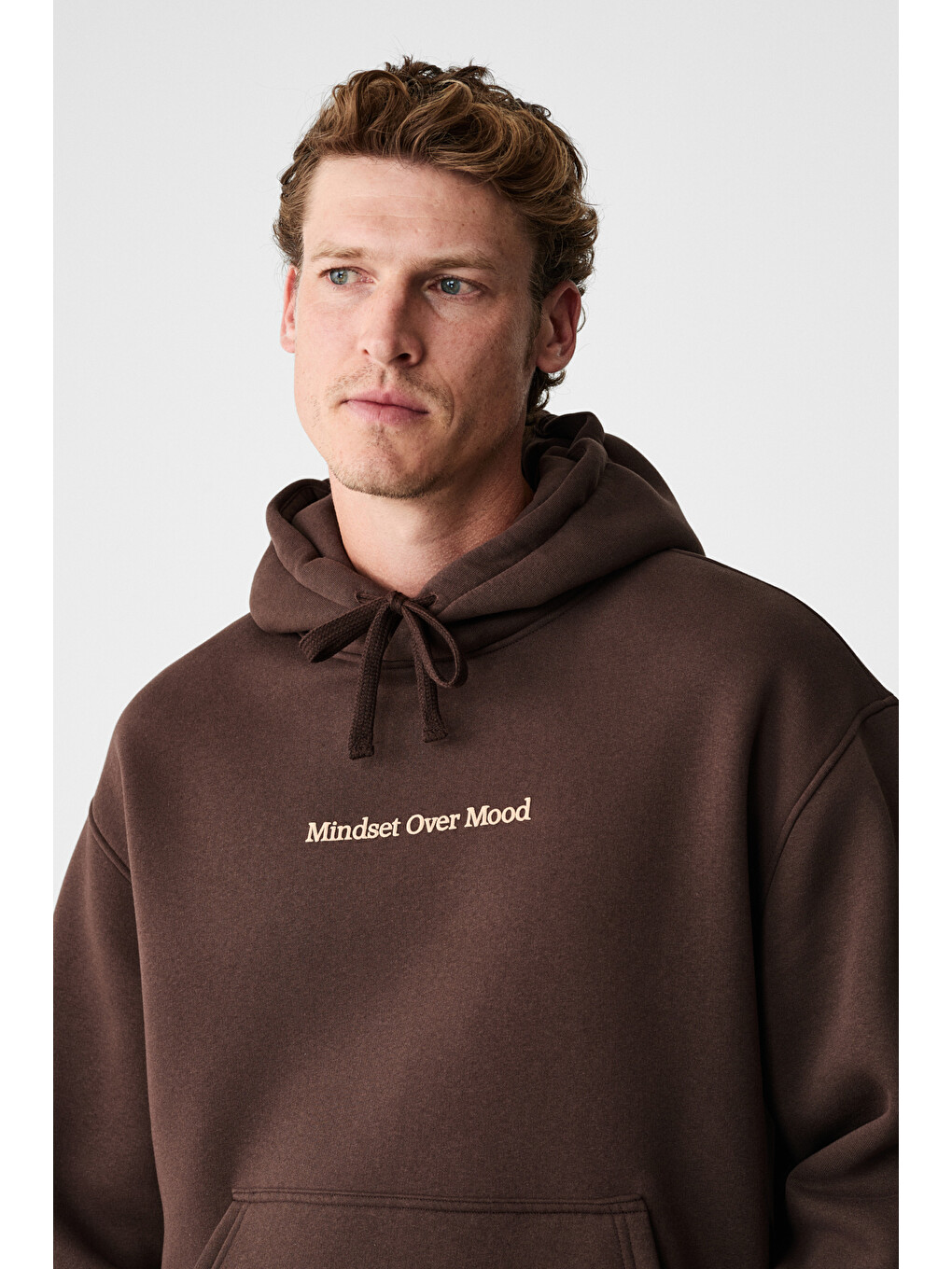 Blaıse Erkek Önü Ve Sırtı Baskılı Kapüşonlu Kordonlu Kanguru Cepli Regular Fit Kahverengi Sweatshirt-3