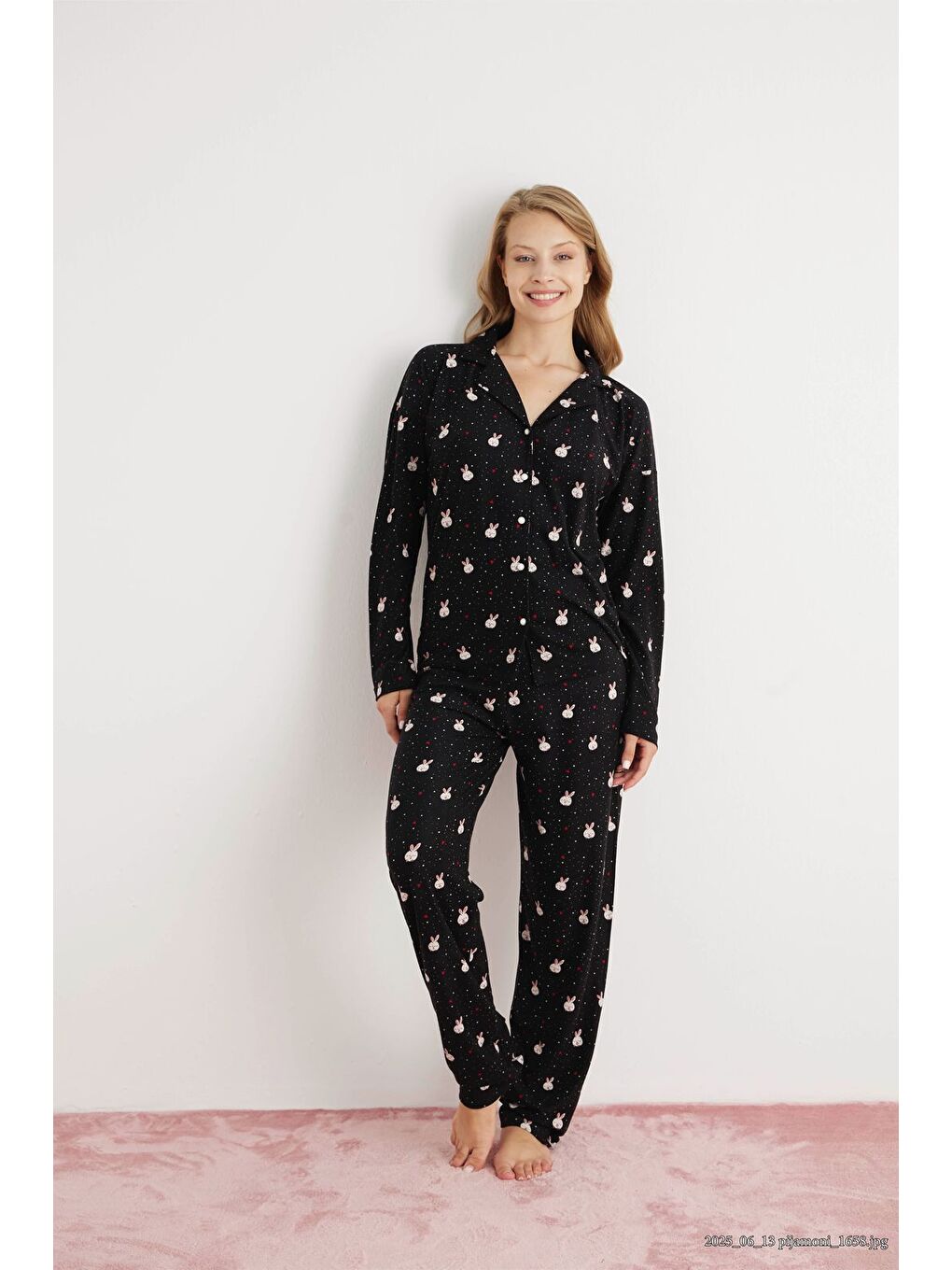 Siyah Kadın Süet Gömlek Yaka Düğmeli Desenli Yumuşak Uzun Kollu Kışlık Pijama Takımı