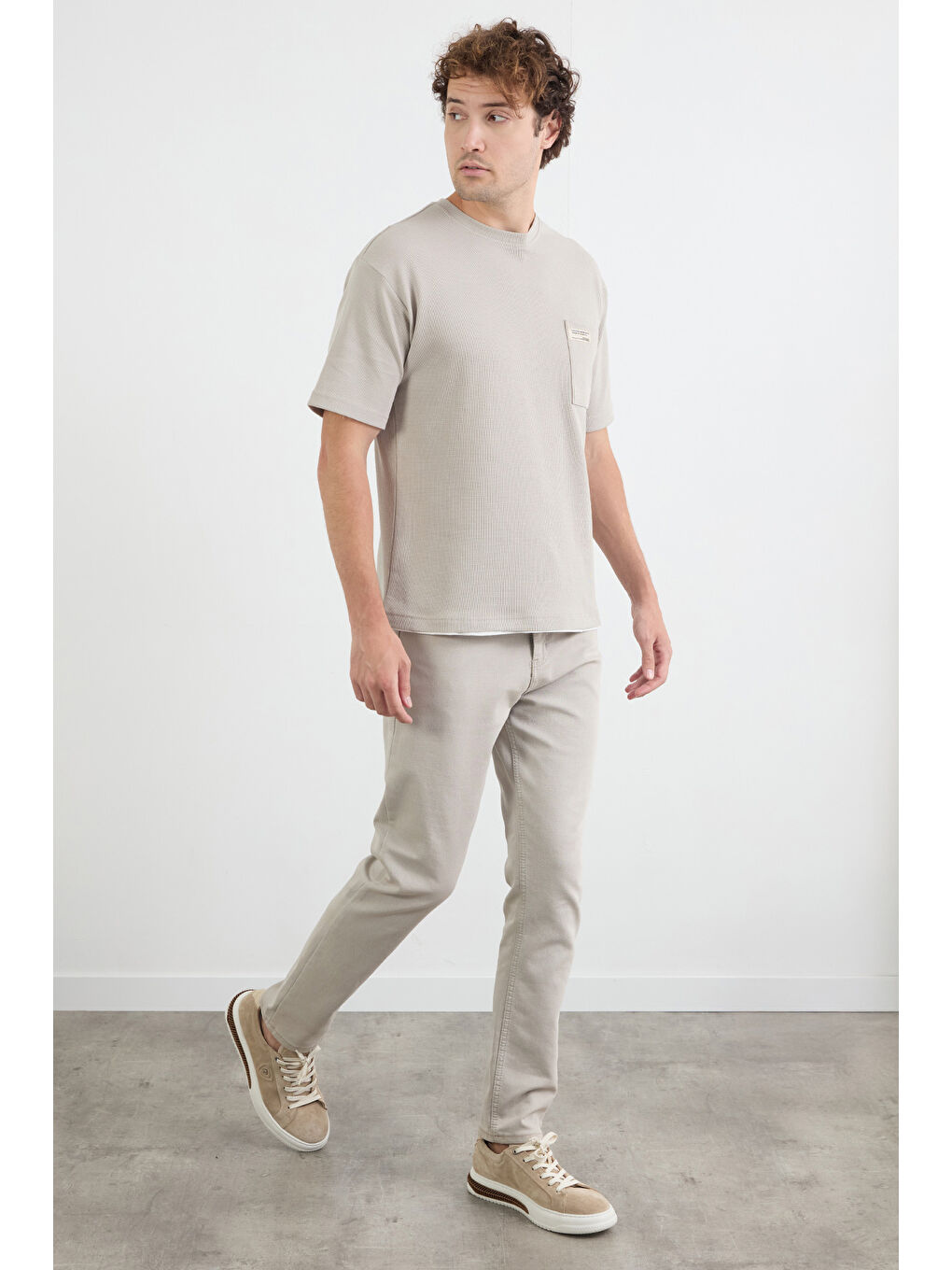 Gri Cepli Bisiklet Yaka Tişört-1