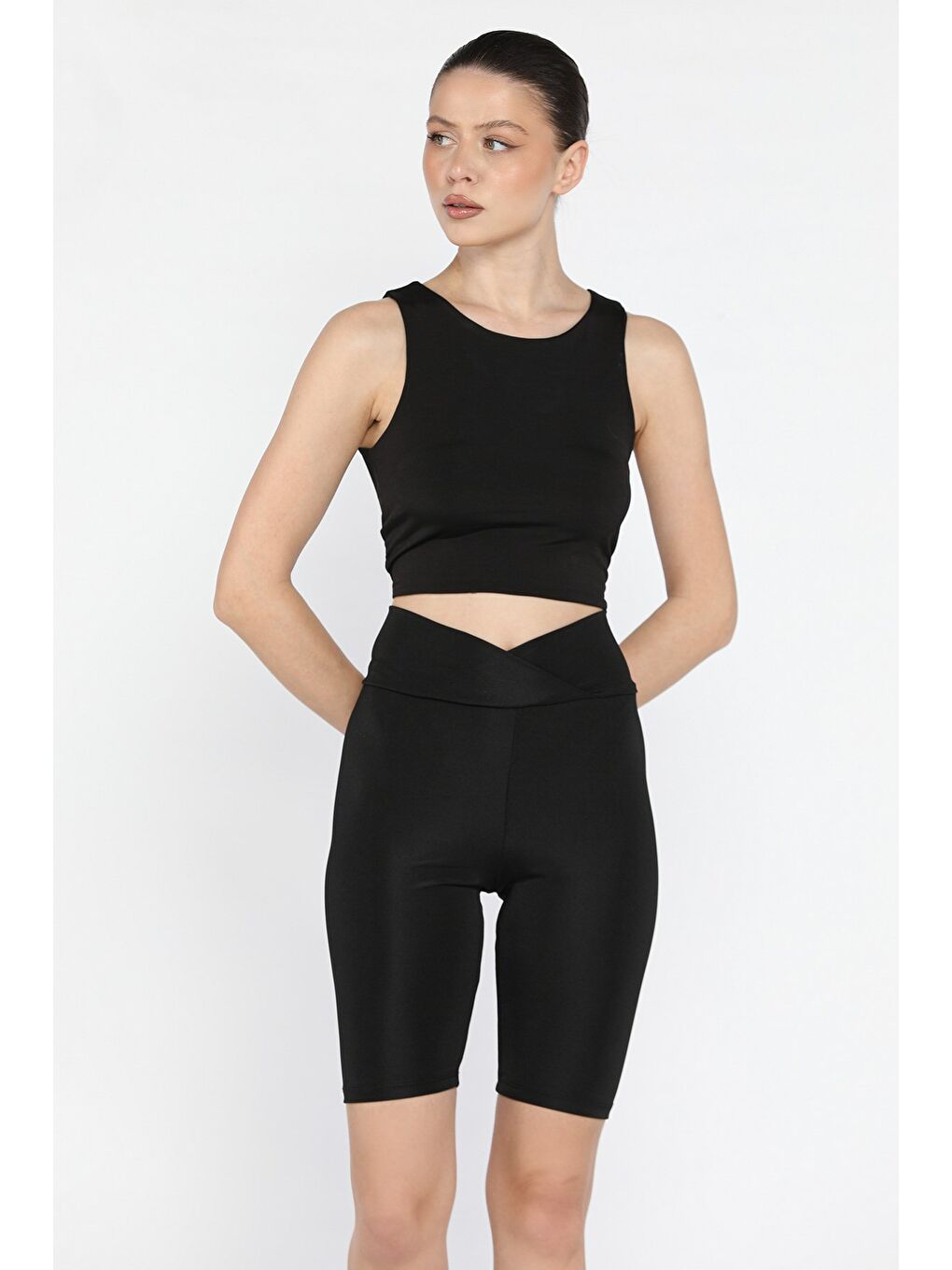 Siyah Kadın Çapraz Kemer Detaylı Yüksek Bel Kısa Tayt