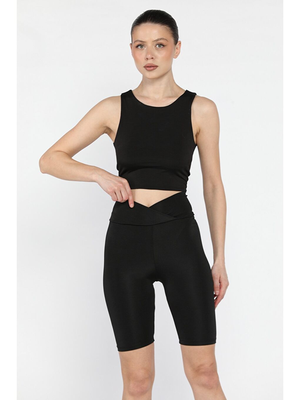 Siyah Kadın Çapraz Kemer Detaylı Yüksek Bel Kısa Tayt-1