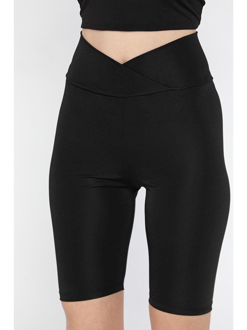 Siyah Kadın Çapraz Kemer Detaylı Yüksek Bel Kısa Tayt-3