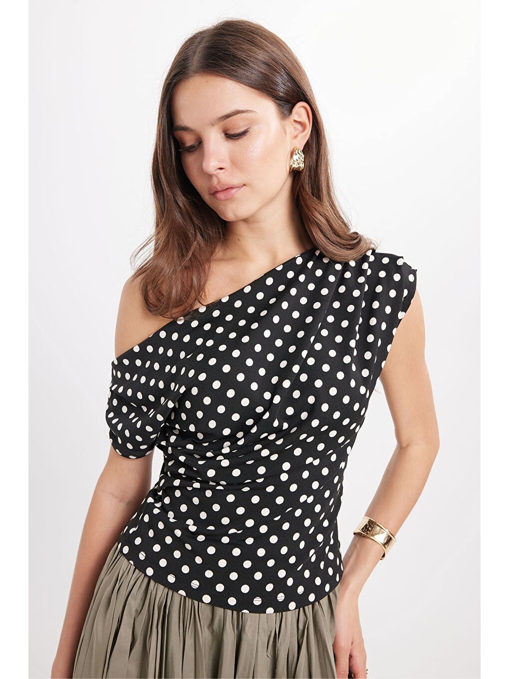 Kadın Slim Fit Dar Kesim Kayık Yaka Puantiyeli Elastanlı Siyah Viskon Bluz