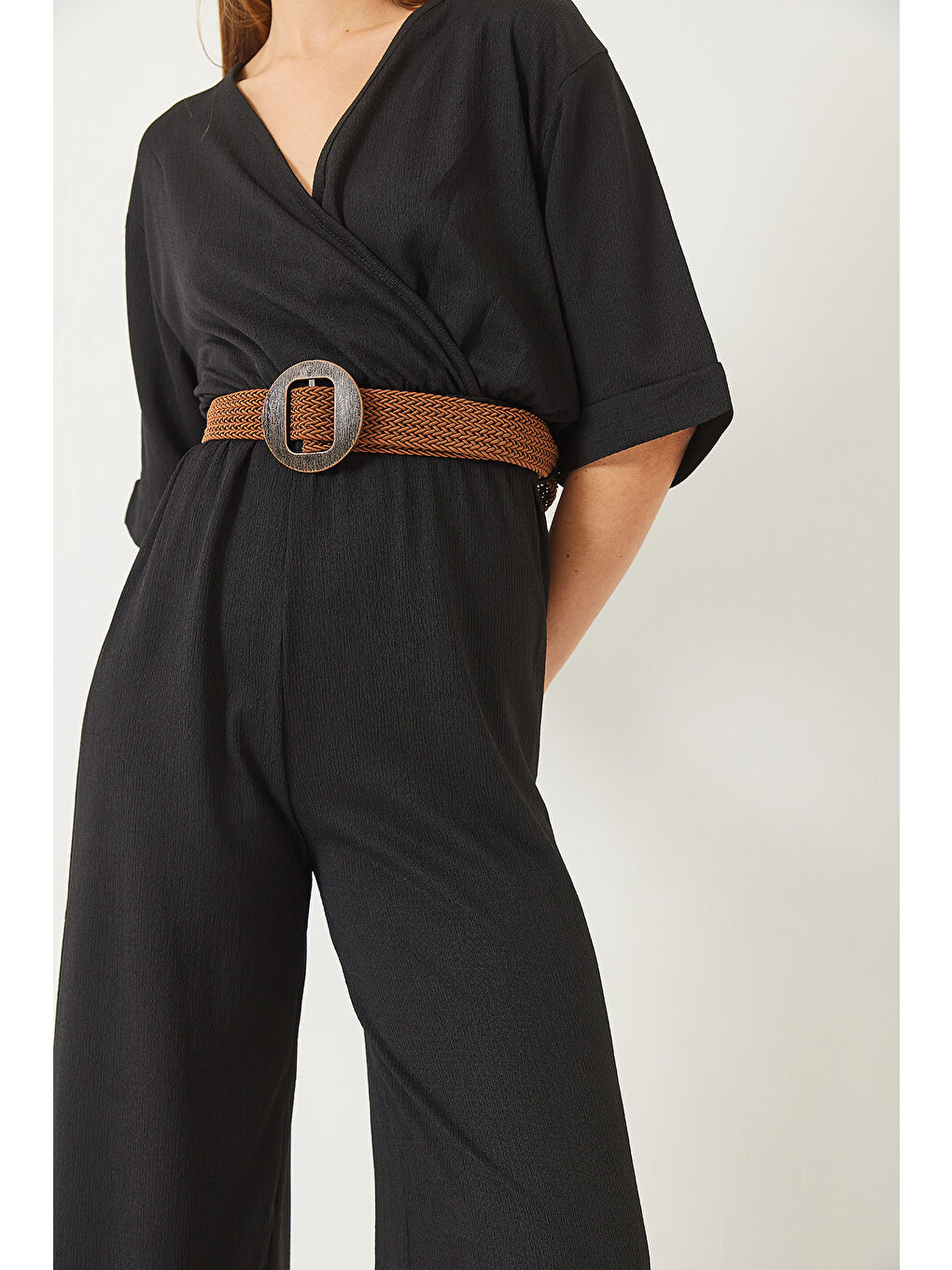 Siyah Kadın Kruvaze Yaka Kısa Kollu Hasır Kemerli Tulum-3