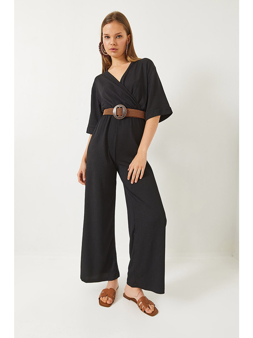 Siyah Kadın Kruvaze Yaka Kısa Kollu Hasır Kemerli Tulum-4