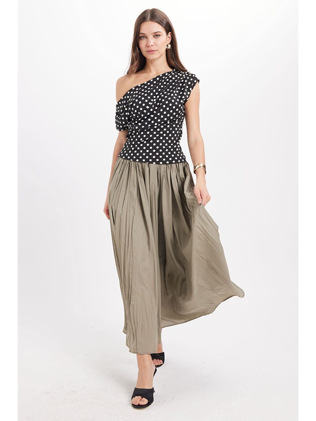 Kadın Slim Fit Dar Kesim Kayık Yaka Puantiyeli Elastanlı Siyah Viskon Bluz-2