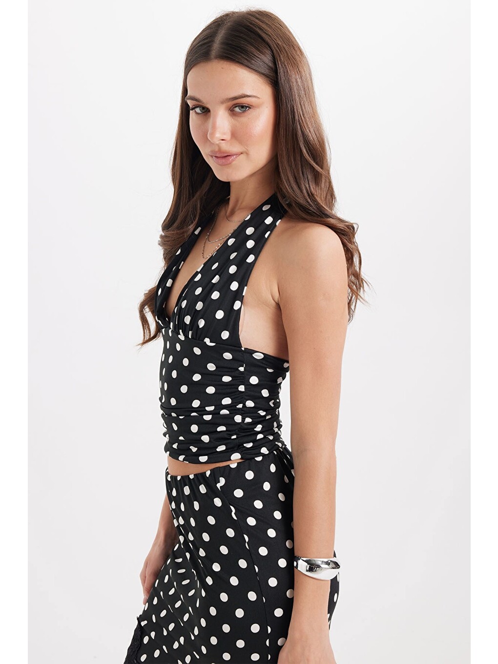 Kadın Standart Fit Normal Kesim Kolsuz Halter Yaka Boyundan Bağlama Detaylı Puantiyeli Siyah Bluz-3