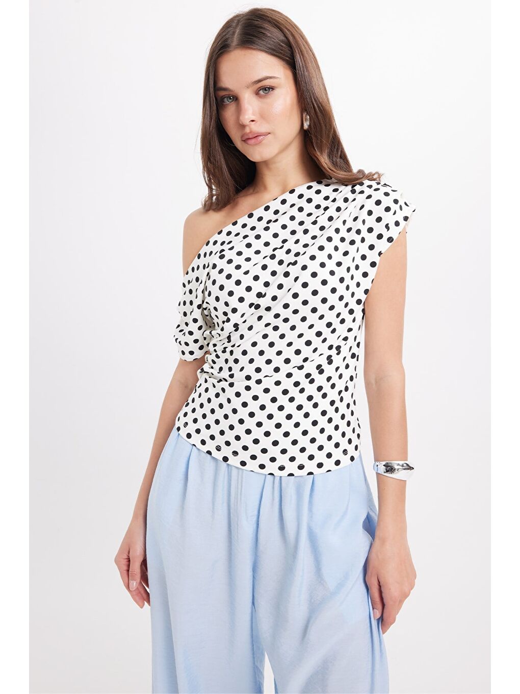 Kadın Slim Fit Dar Kesim Kayık Yaka Puantiyeli Elastanlı Beyaz Viskon Bluz