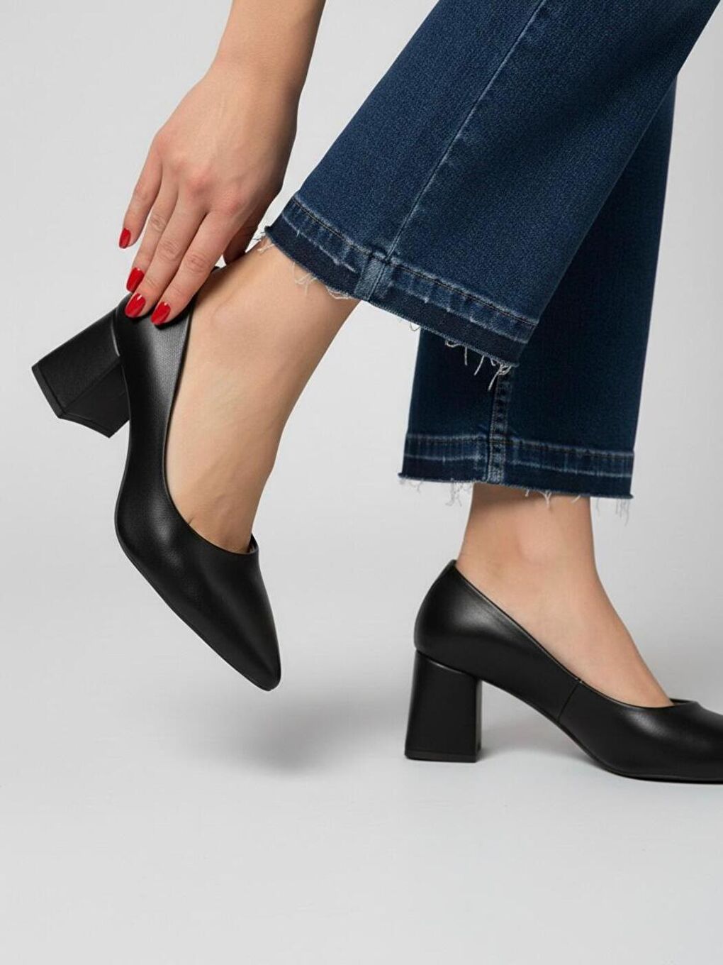 Kadın Siena Siyah Cilt Sivri Burun Blok Topuklu Klasik Ayakkabı