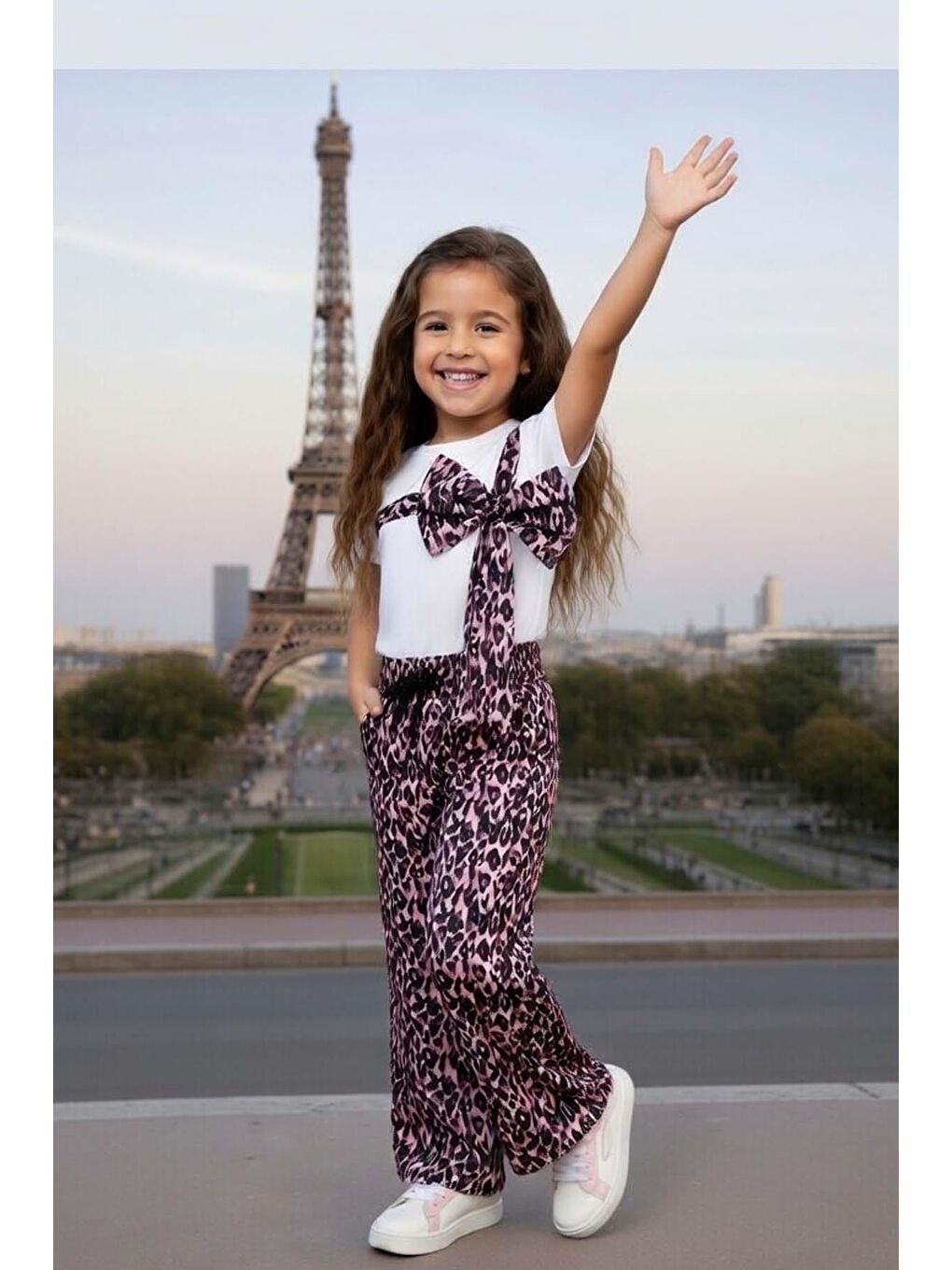 Beyaz Kız Çocuk Bisiklet Yaka Fiyonk Detaylı T-Shirt Üzeri Boydan Leopar Detaylı Bol Kesim Alt Üst Takım-1
