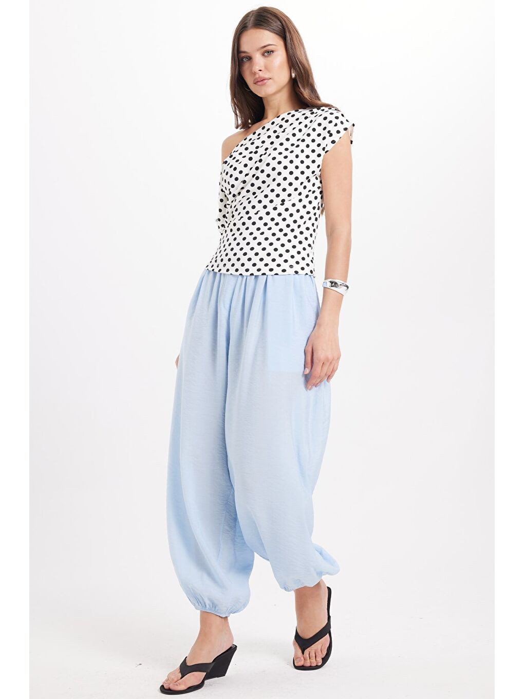 Kadın Slim Fit Dar Kesim Kayık Yaka Puantiyeli Elastanlı Beyaz Viskon Bluz-1