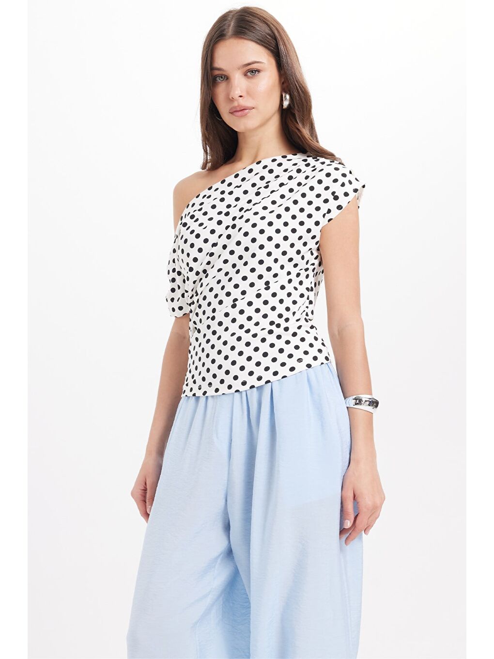 Kadın Slim Fit Dar Kesim Kayık Yaka Puantiyeli Elastanlı Beyaz Viskon Bluz-2