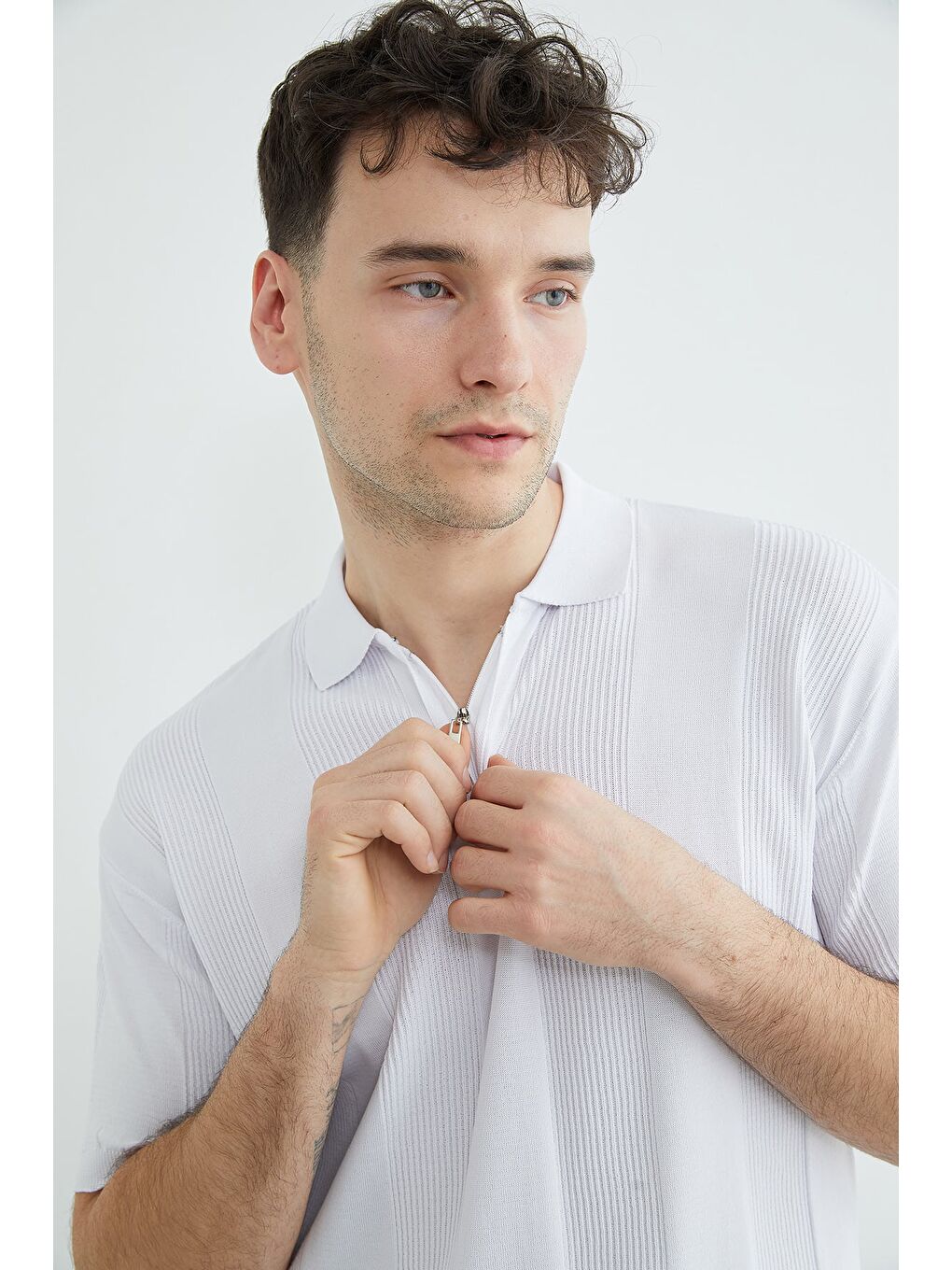 Beyaz Şeritli Yarım Fermuarlı Polo Yaka Triko Tişört-4