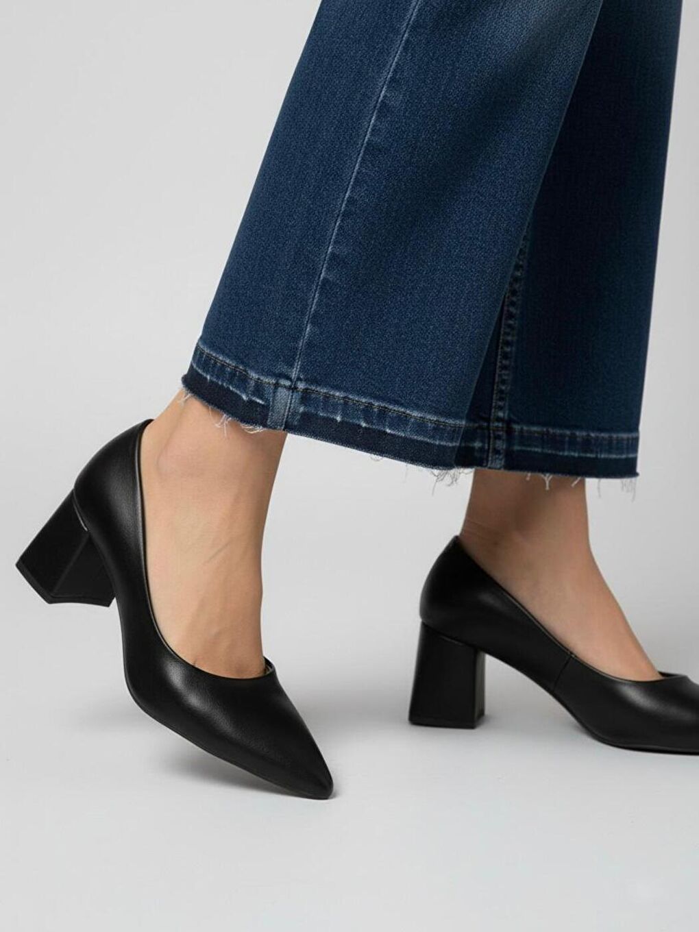Kadın Siena Siyah Cilt Sivri Burun Blok Topuklu Klasik Ayakkabı-3