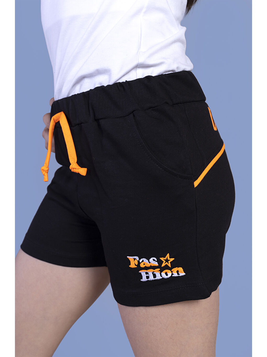 Siyah Kız Çocuk İki Yanı Cepli Arkası Baskı Detaylı Şort-1