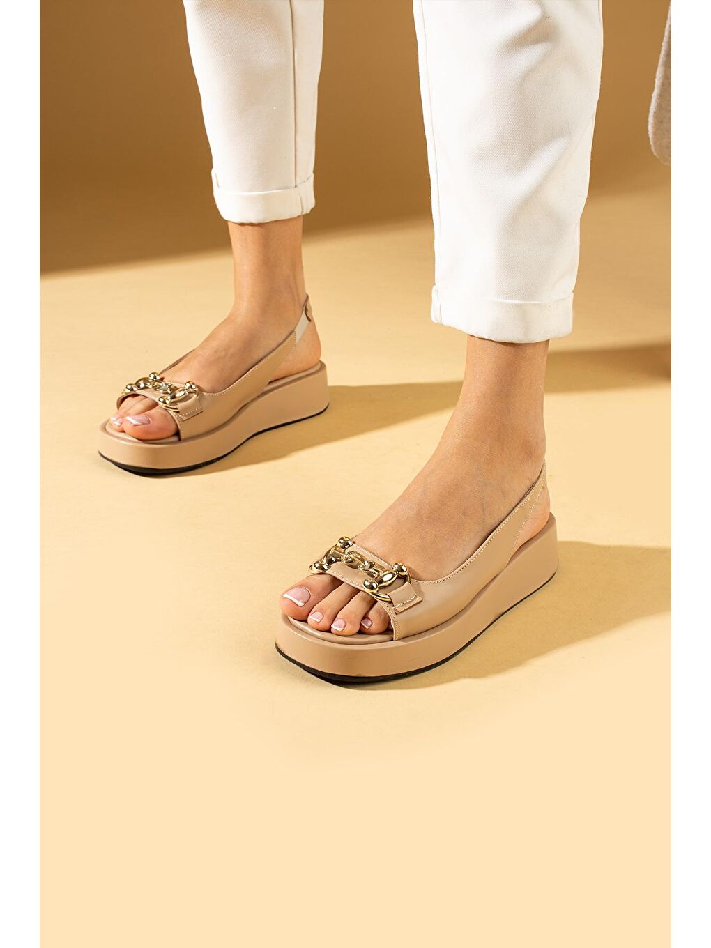 Bej Gold Tokalı Arkası Açık Lastikli Kalın Taban Kadın Sandalet 64-275-24