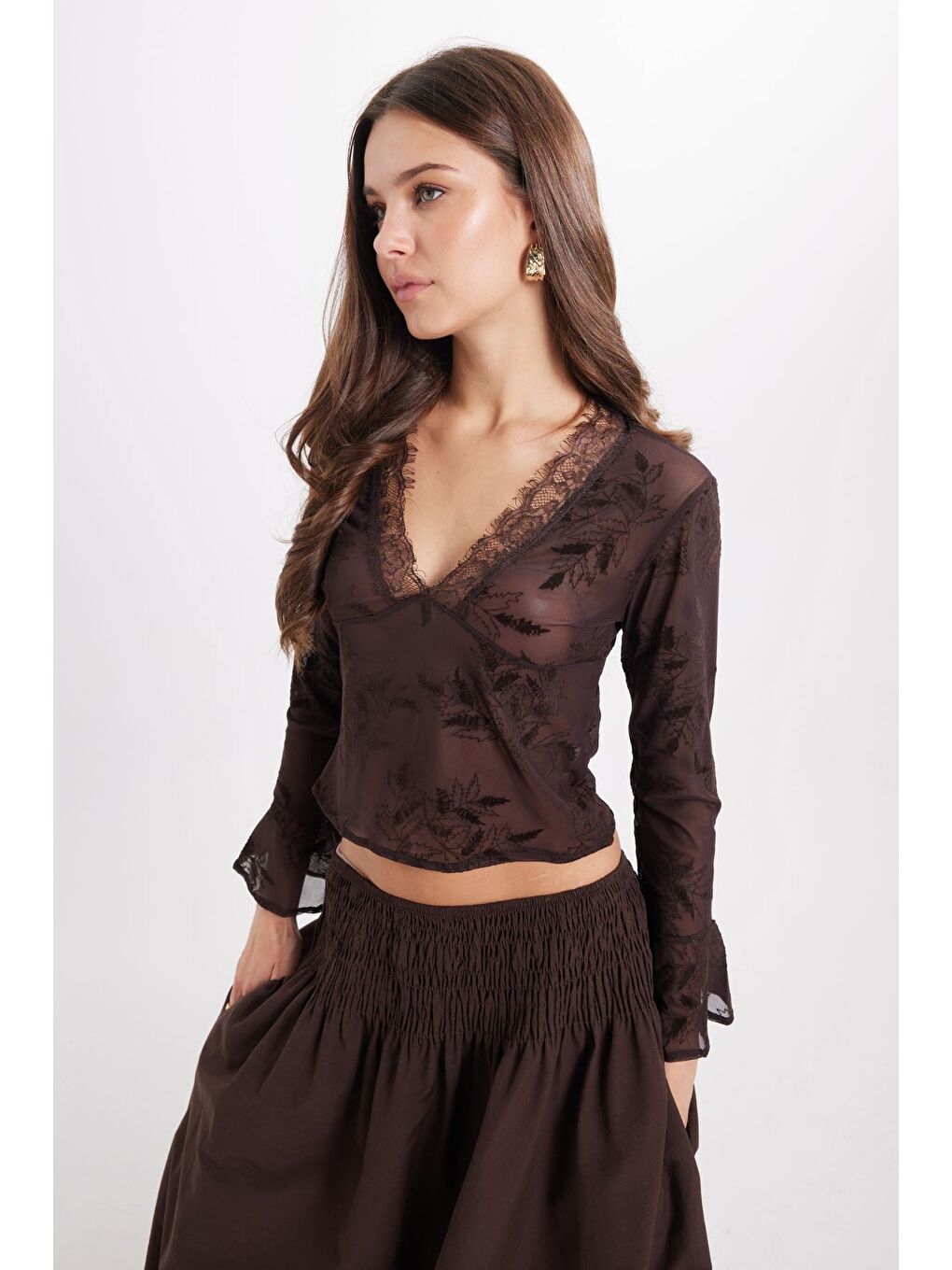 Kadın Slim Fit Dar Kesim V Yaka Uzun Kollu Dantel Detaylı Kahverengi Bluz-6