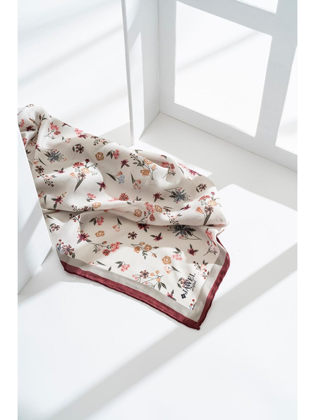 Beyaz Kadın Digital Baskılı Çiçek Desen Soft Eşarp-1