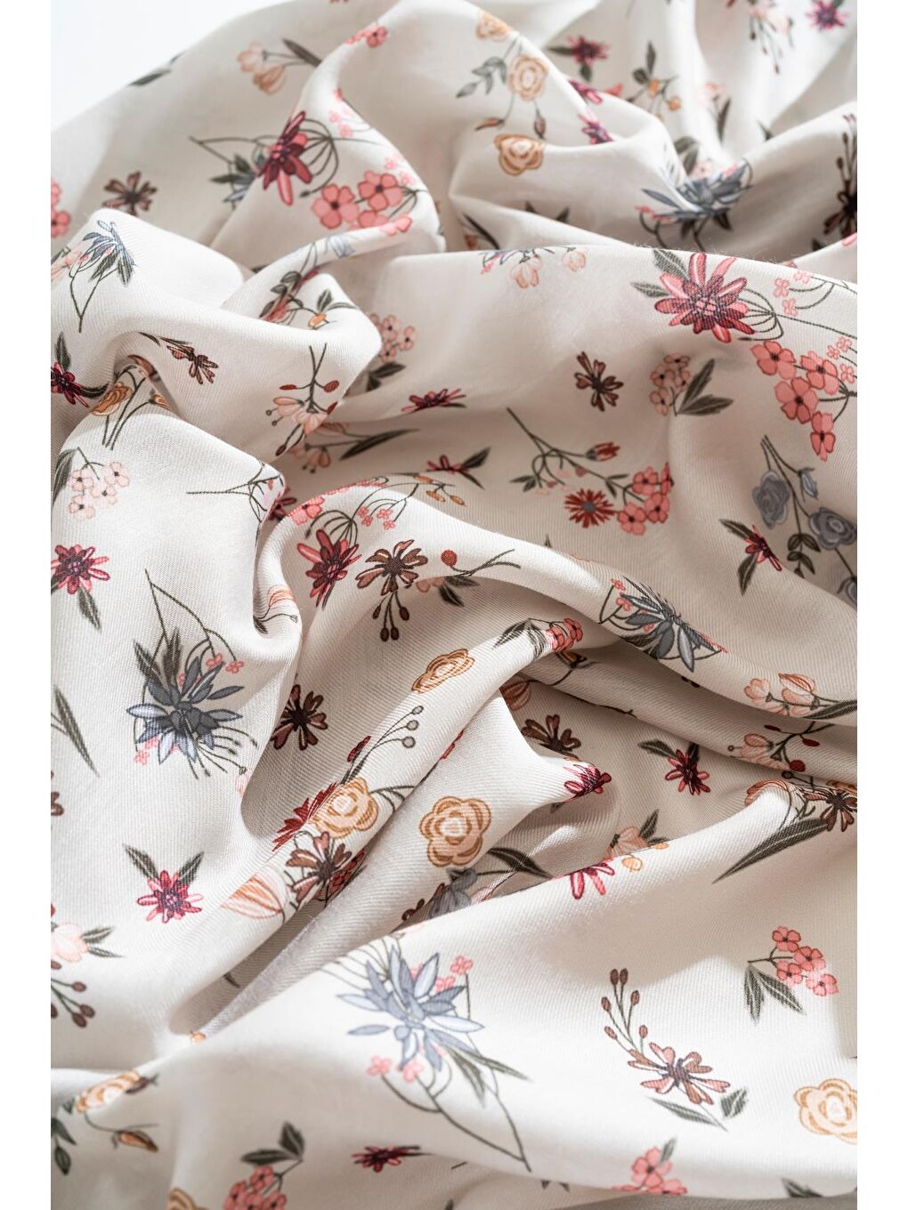 Beyaz Kadın Digital Baskılı Çiçek Desen Soft Eşarp-3