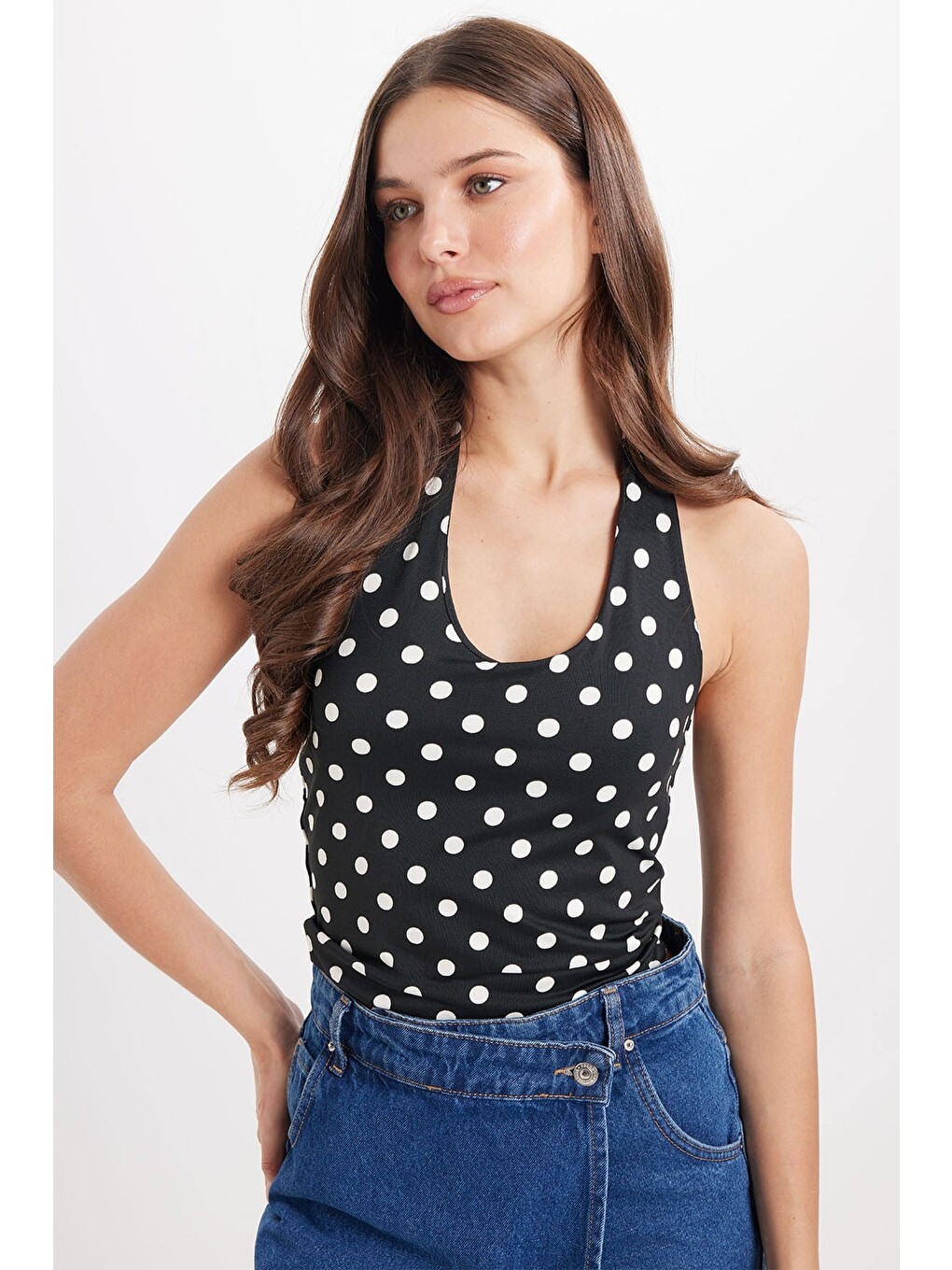 Kadın Standart Fit Normal Kesim Halter Yaka Kolsuz Puantiyeli Siyah Bluz-2