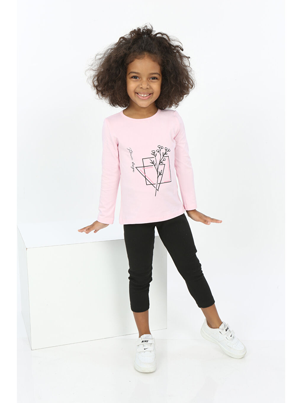 Pembe Kız Bebek Çiçekli Yazı Nakışlı Tişört