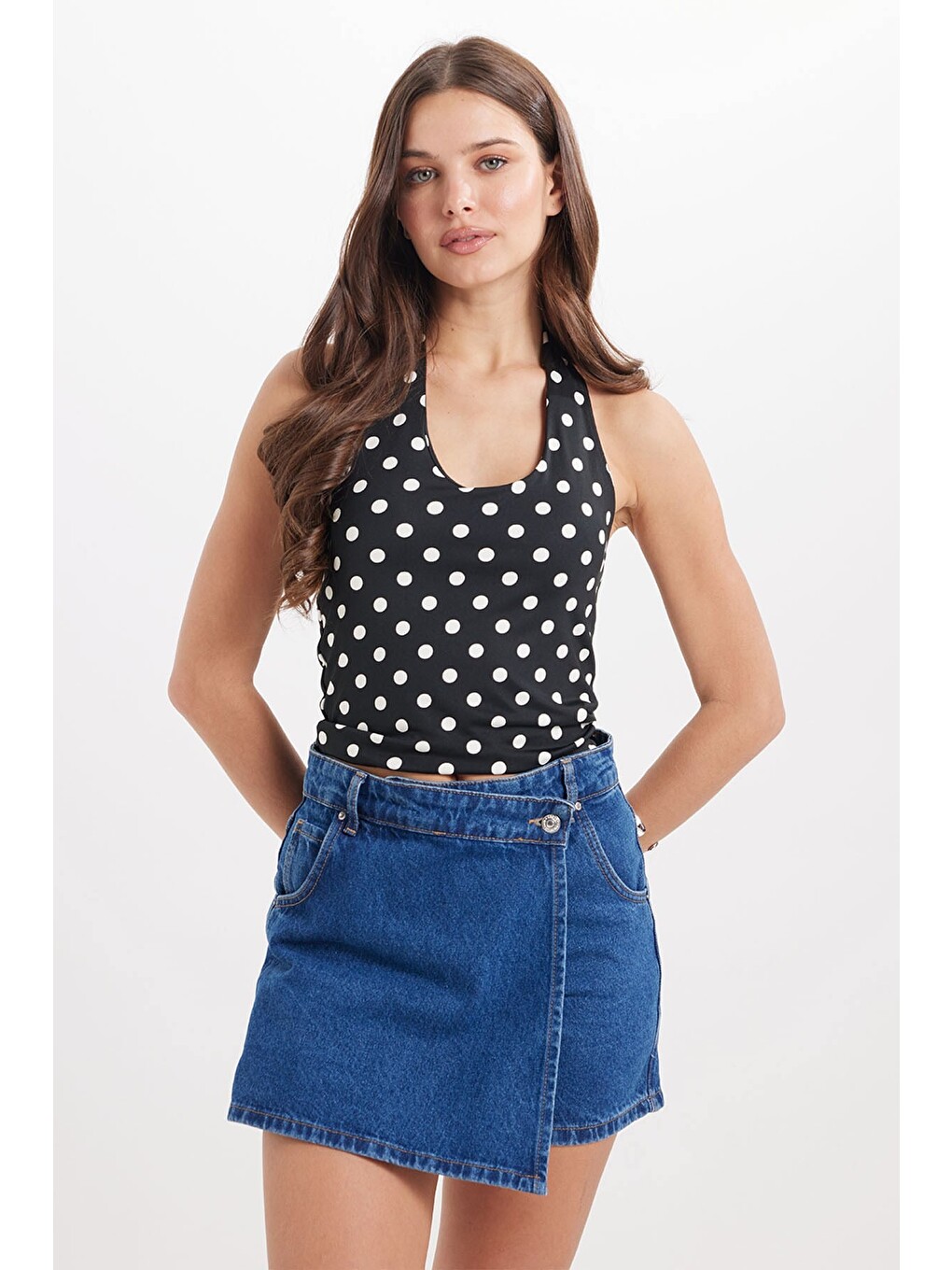 Kadın Standart Fit Normal Kesim Halter Yaka Kolsuz Puantiyeli Siyah Bluz-3