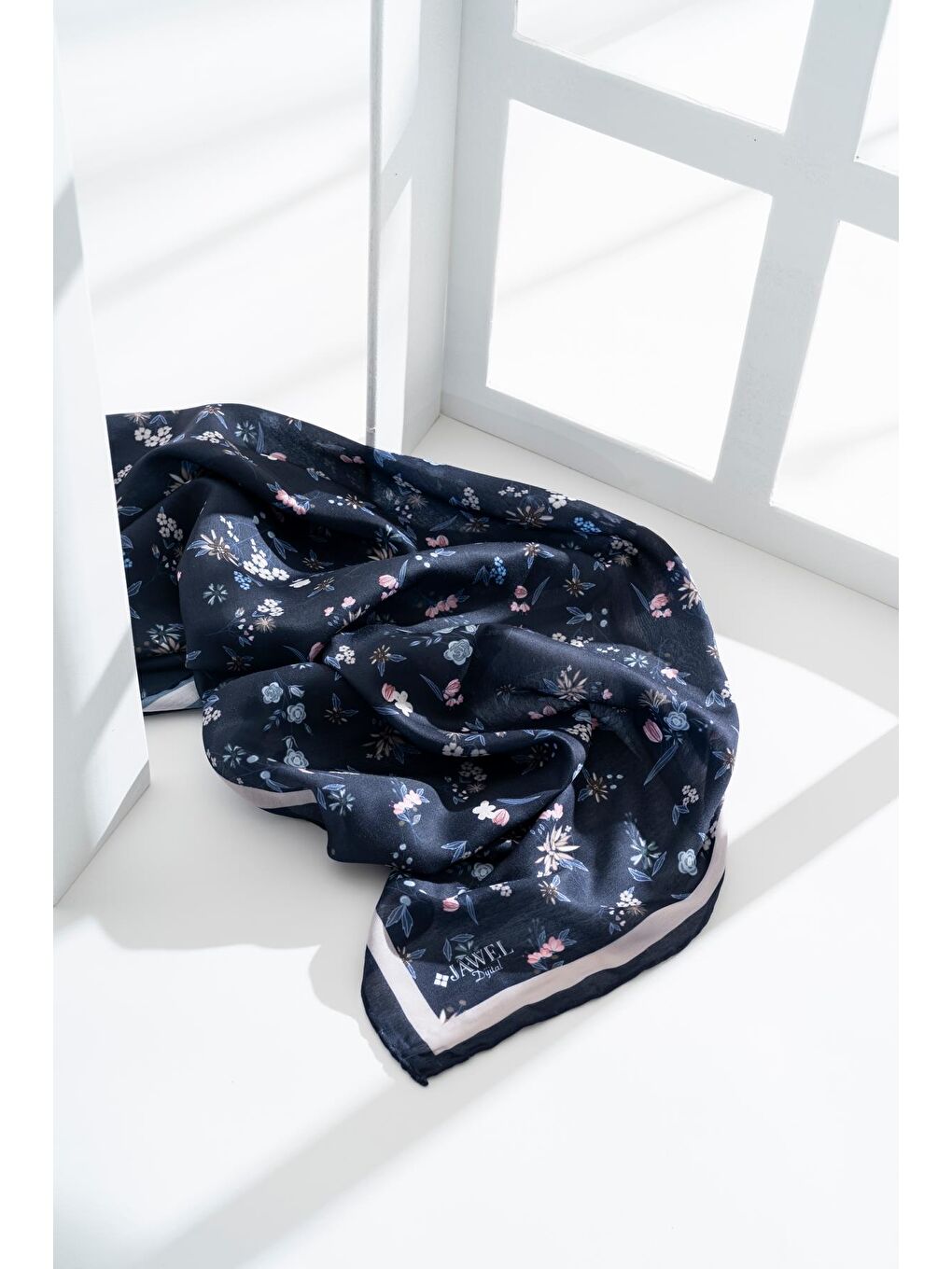 Lacivert Kadın Digital Baskılı Çiçek Desen Soft Eşarp-1