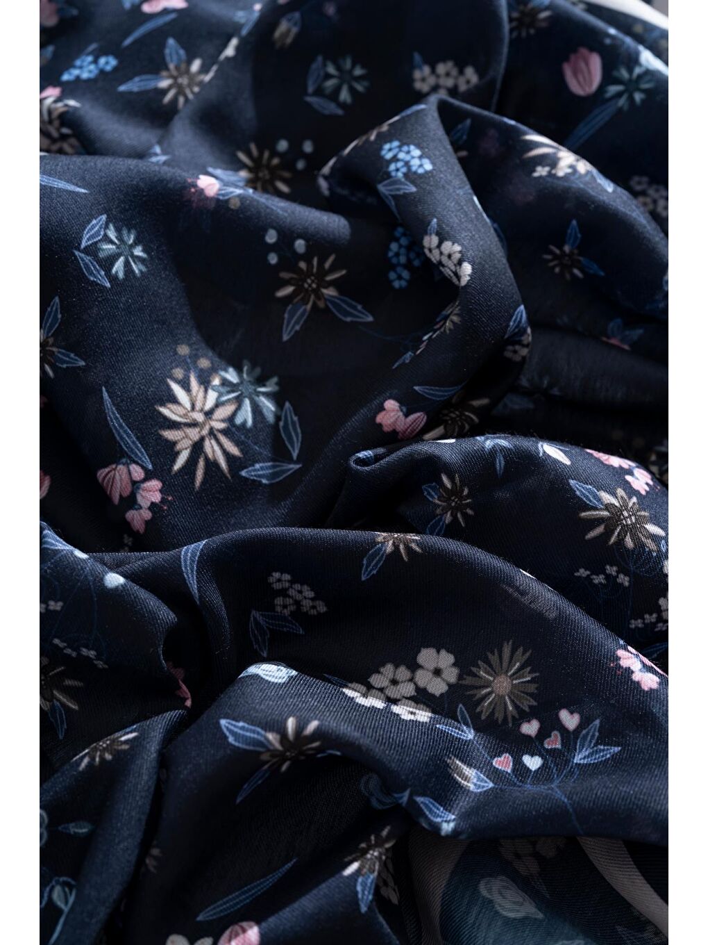 Lacivert Kadın Digital Baskılı Çiçek Desen Soft Eşarp-2