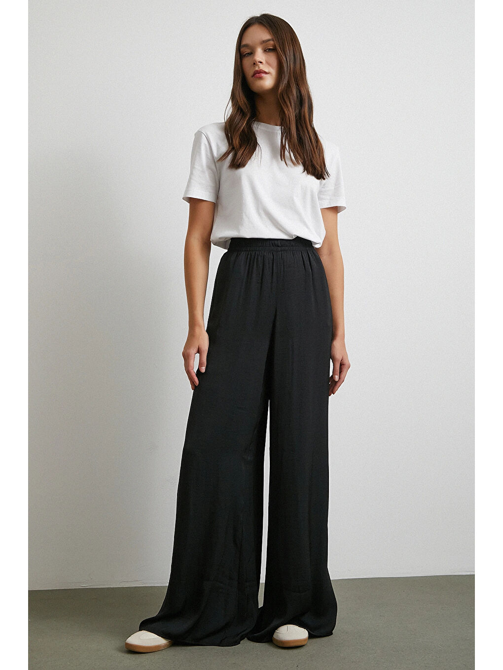 Beli Lastikli Dökümlü Geniş Paça Pantolon Siyah-1