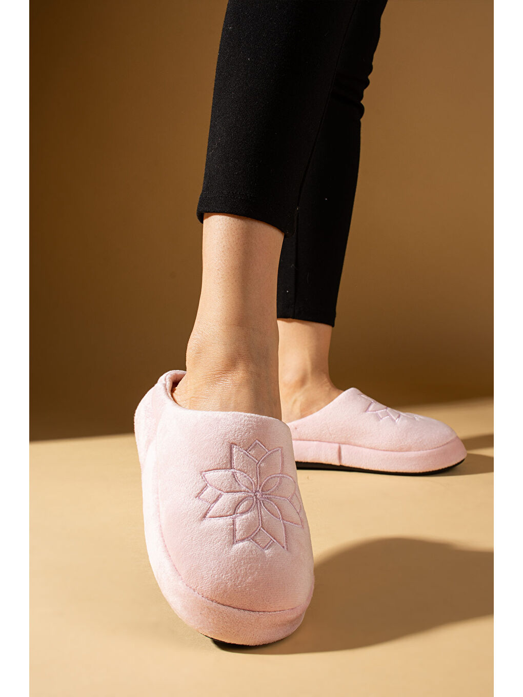 Pembe Çiçek Nakışlı Kadife Görünümlü Polar Önü Kapalı Kadın Ev Terliği CK-330-24