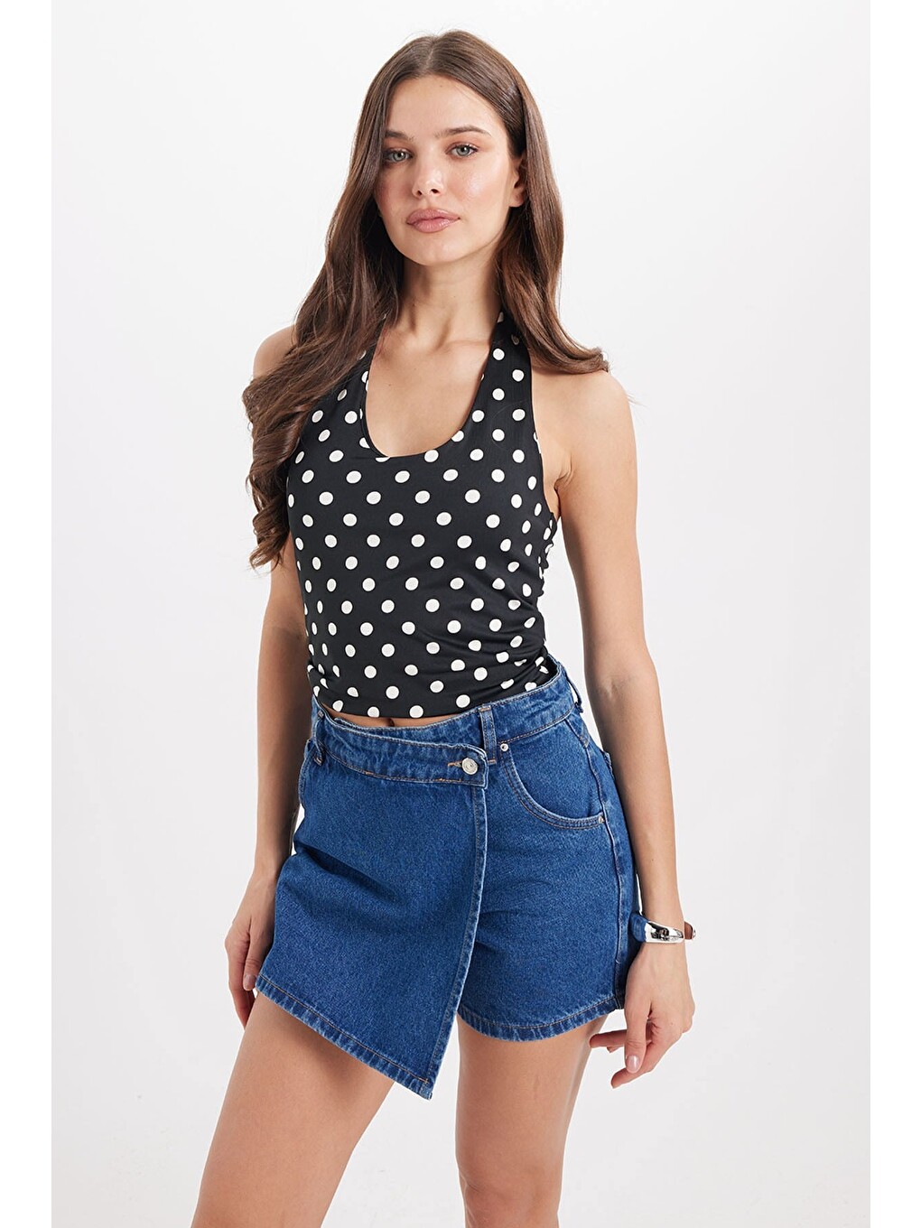 Kadın Standart Fit Normal Kesim Halter Yaka Kolsuz Puantiyeli Siyah Bluz-7