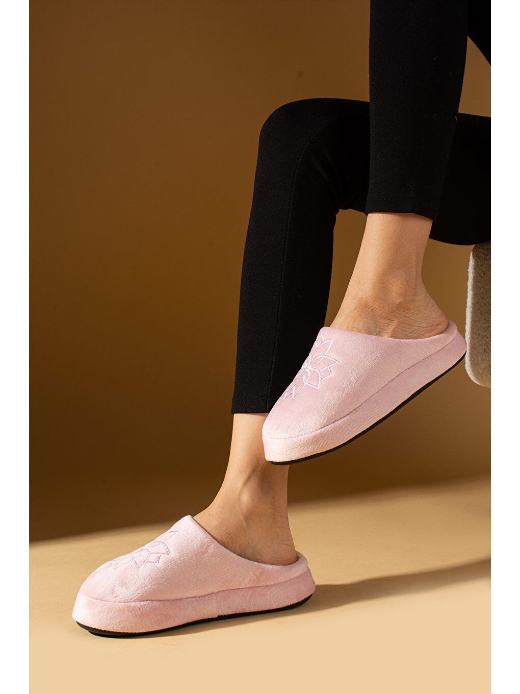 Pembe Çiçek Nakışlı Kadife Görünümlü Polar Önü Kapalı Kadın Ev Terliği CK-330-24-1