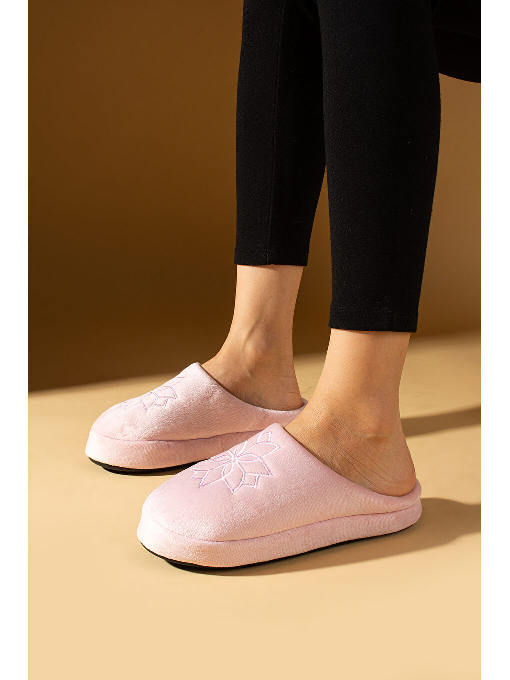 Pembe Çiçek Nakışlı Kadife Görünümlü Polar Önü Kapalı Kadın Ev Terliği CK-330-24-2