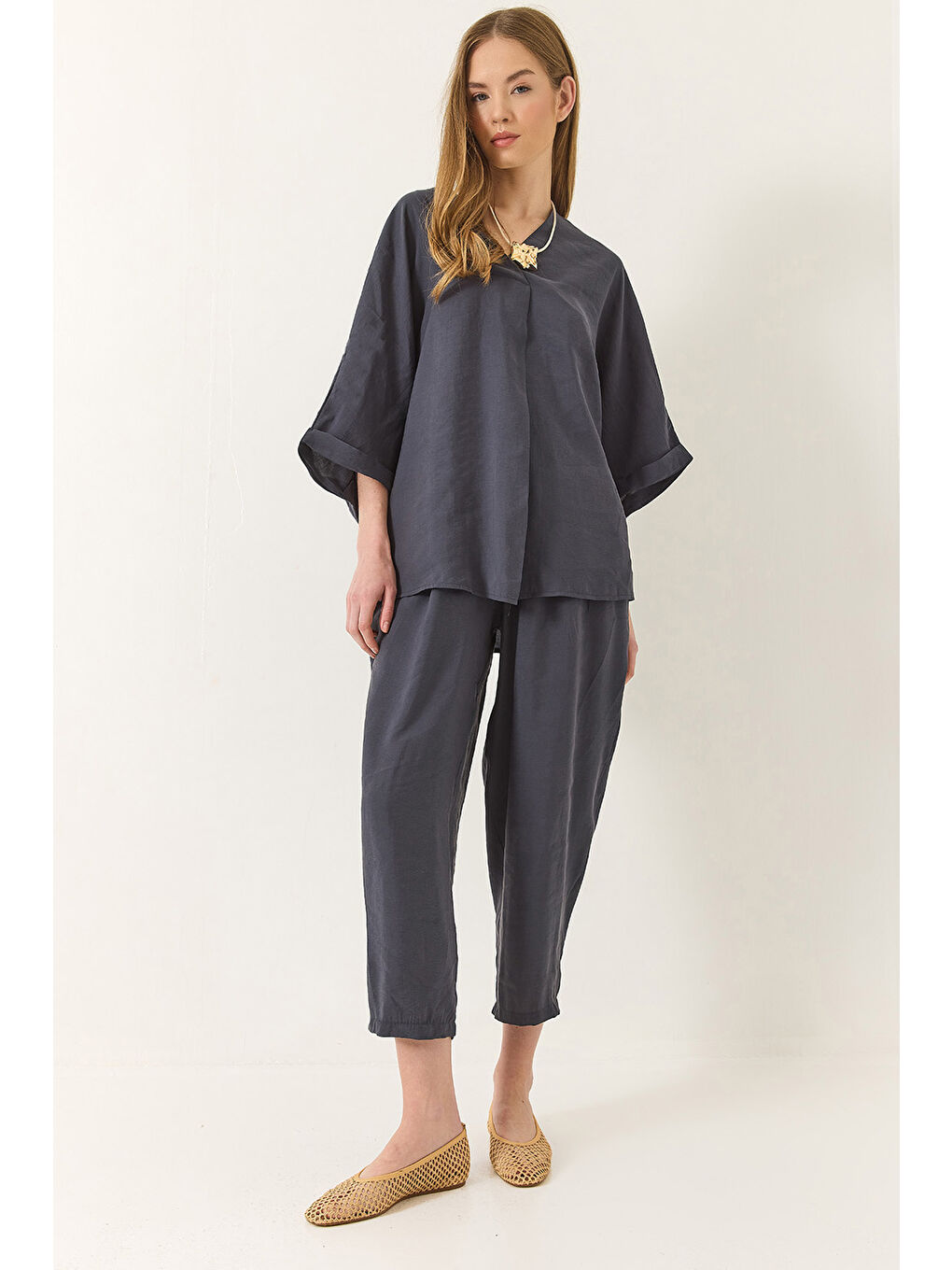 Gri Kadın V Yaka Yarasa Kollu Bluz Beli Lastikli Pantolon Modal Takım