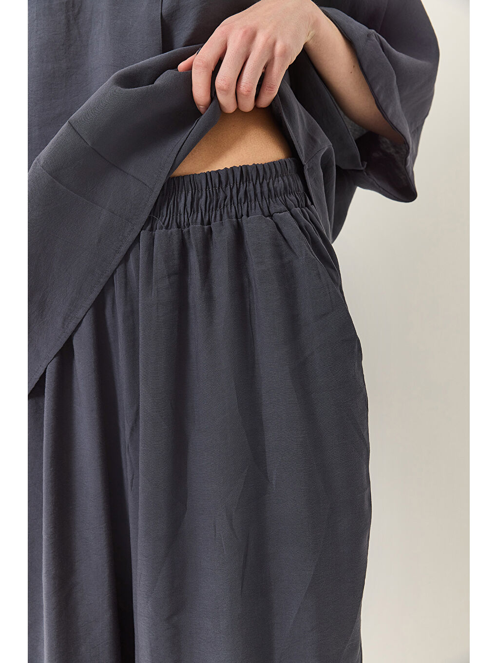 Gri Kadın V Yaka Yarasa Kollu Bluz Beli Lastikli Pantolon Modal Takım-5