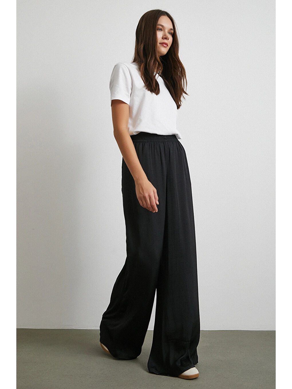 Beli Lastikli Dökümlü Geniş Paça Pantolon Siyah-2