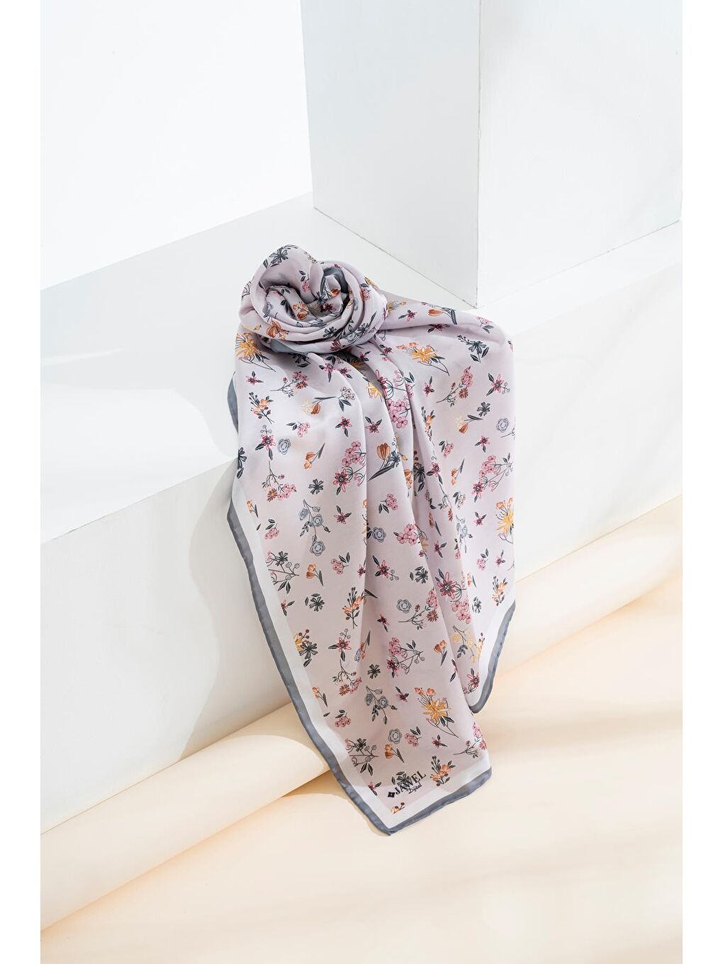 Gri Kadın Digital Baskılı Çiçek Desen Soft Eşarp-1