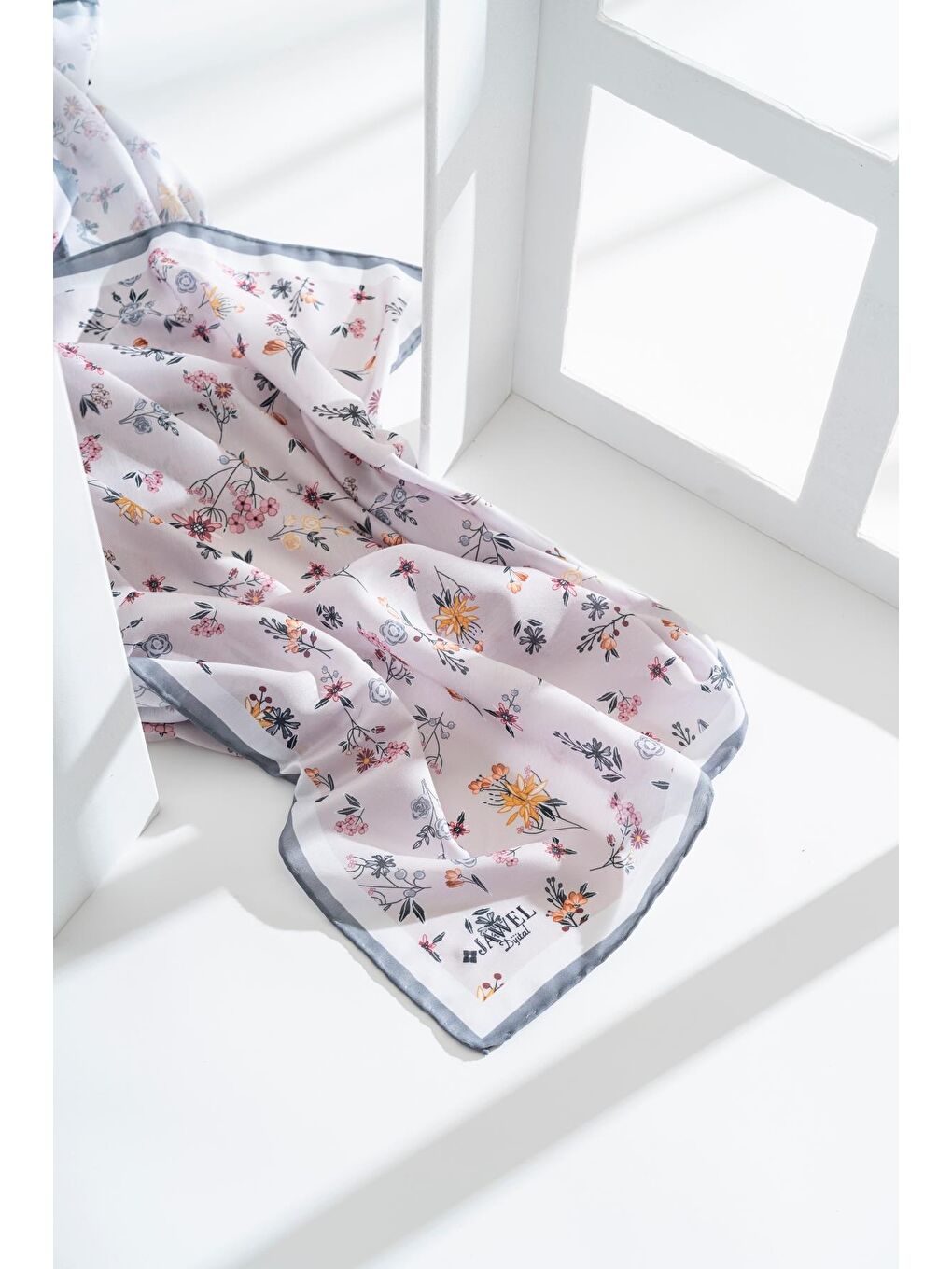 Gri Kadın Digital Baskılı Çiçek Desen Soft Eşarp-4