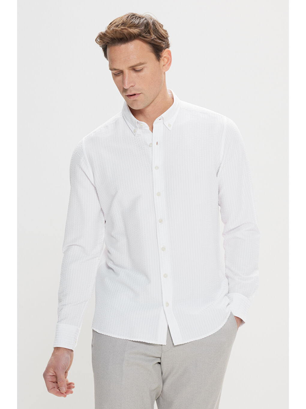 Erkek Beyaz Pamuklu Dar Kesim Düğmeli Yaka Gofre Desenli Gömlek