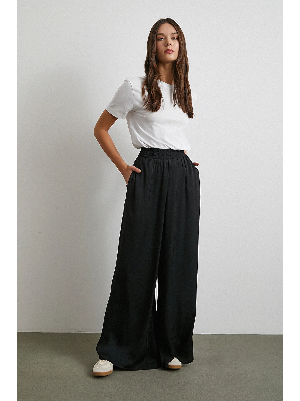 Beli Lastikli Dökümlü Geniş Paça Pantolon Siyah-3