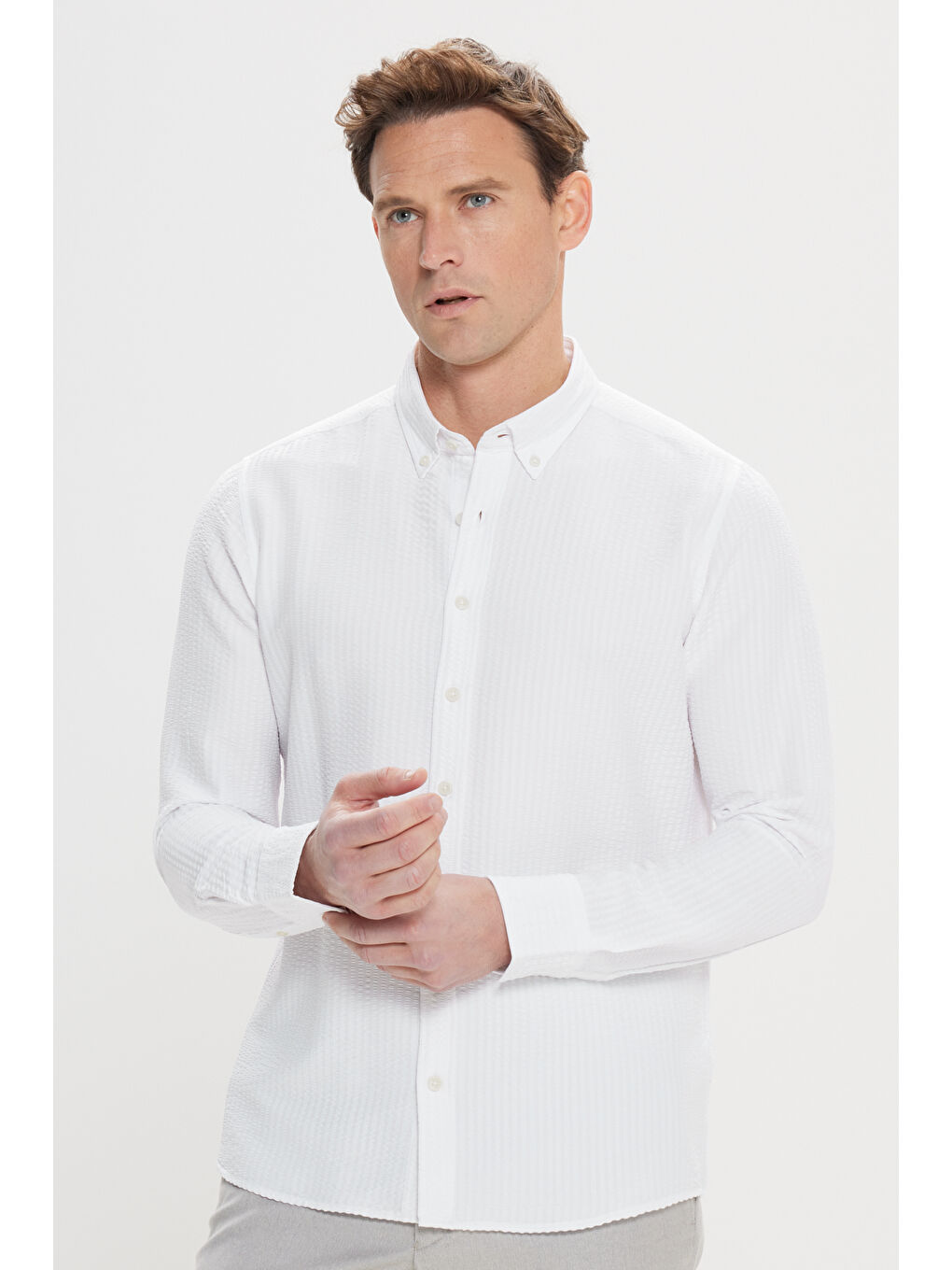 Erkek Beyaz Pamuklu Dar Kesim Düğmeli Yaka Gofre Desenli Gömlek-2