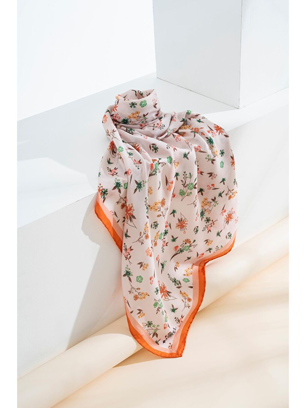 Turuncu Kadın Digital Baskılı Çiçek Desen Soft Eşarp-4