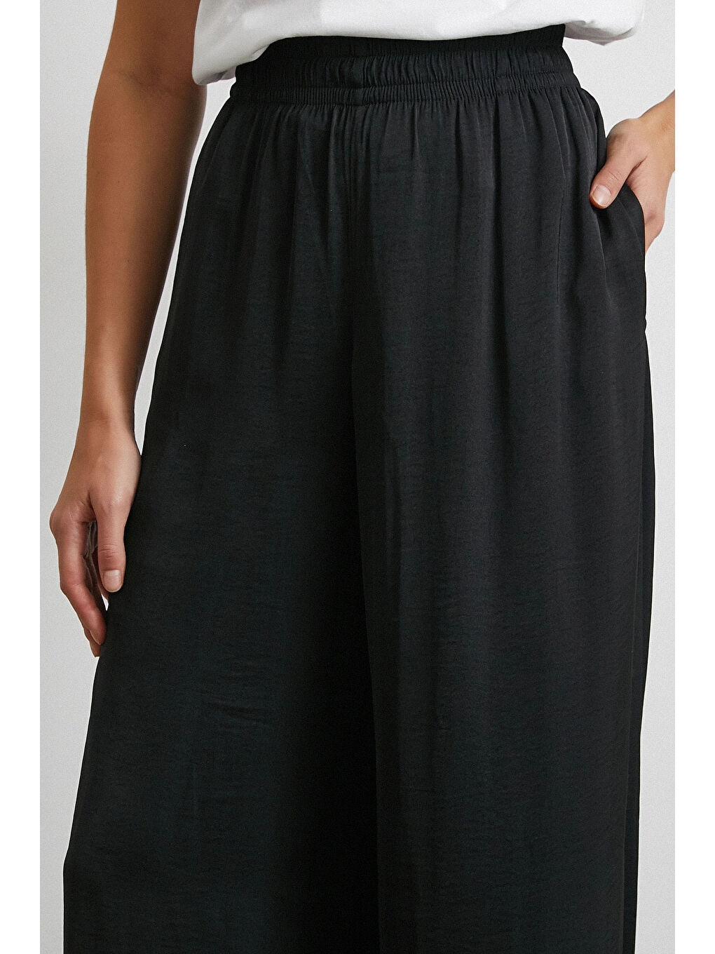 Beli Lastikli Dökümlü Geniş Paça Pantolon Siyah-4