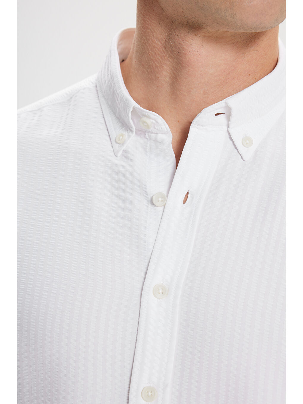Erkek Beyaz Pamuklu Dar Kesim Düğmeli Yaka Gofre Desenli Gömlek-4