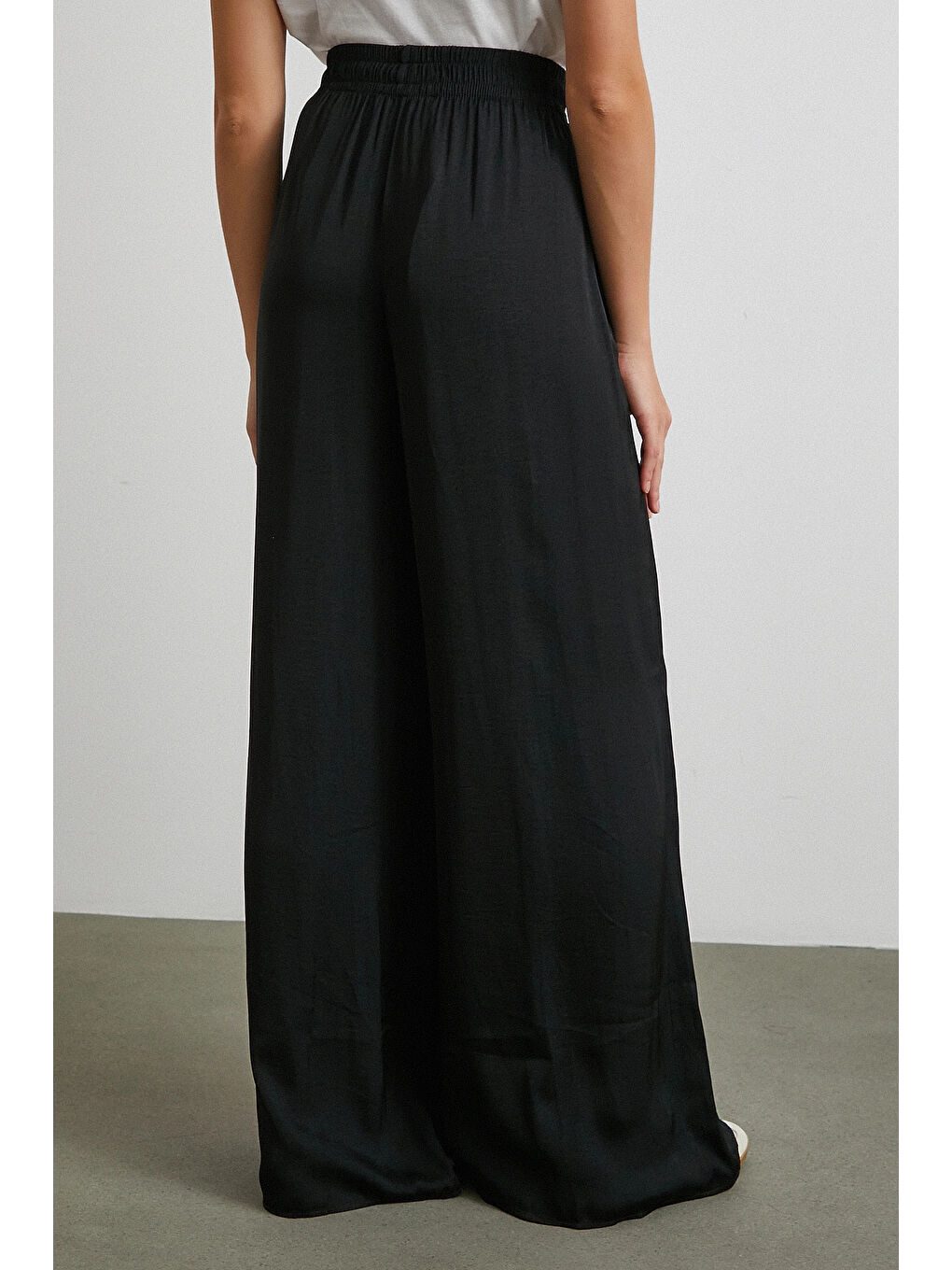 Beli Lastikli Dökümlü Geniş Paça Pantolon Siyah-5