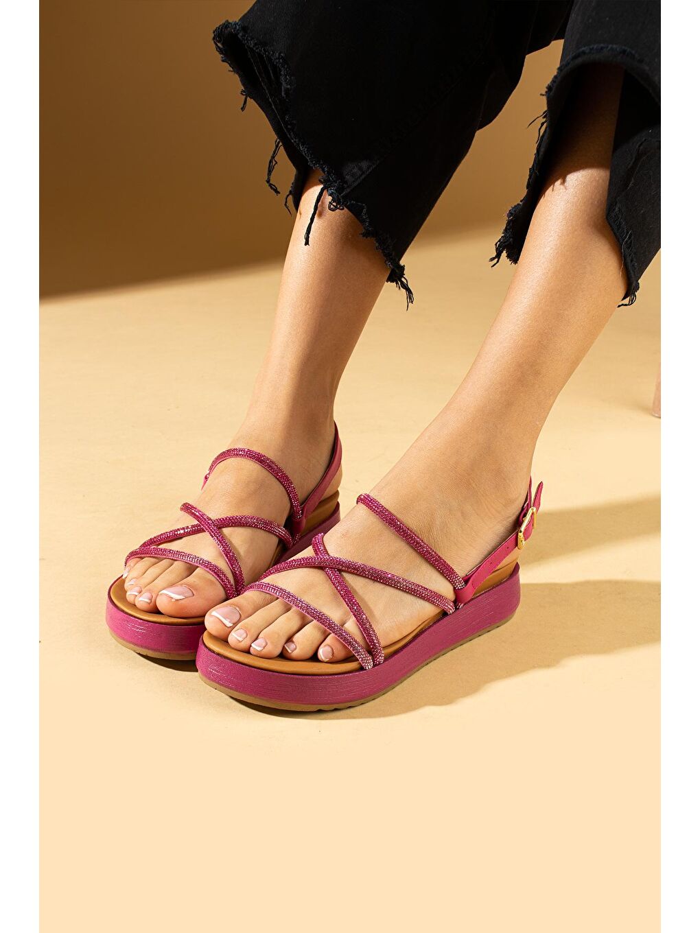 Fuşya Hafif Taban Çapraz Bantlı Taş Detaylı Tokalı Kadın Sandalet 64-026-24-1