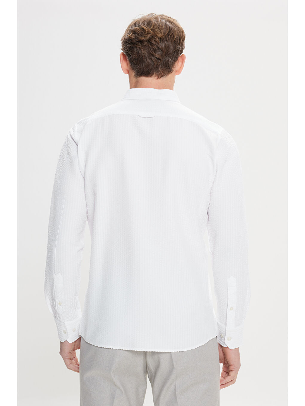 Erkek Beyaz Pamuklu Dar Kesim Düğmeli Yaka Gofre Desenli Gömlek-5