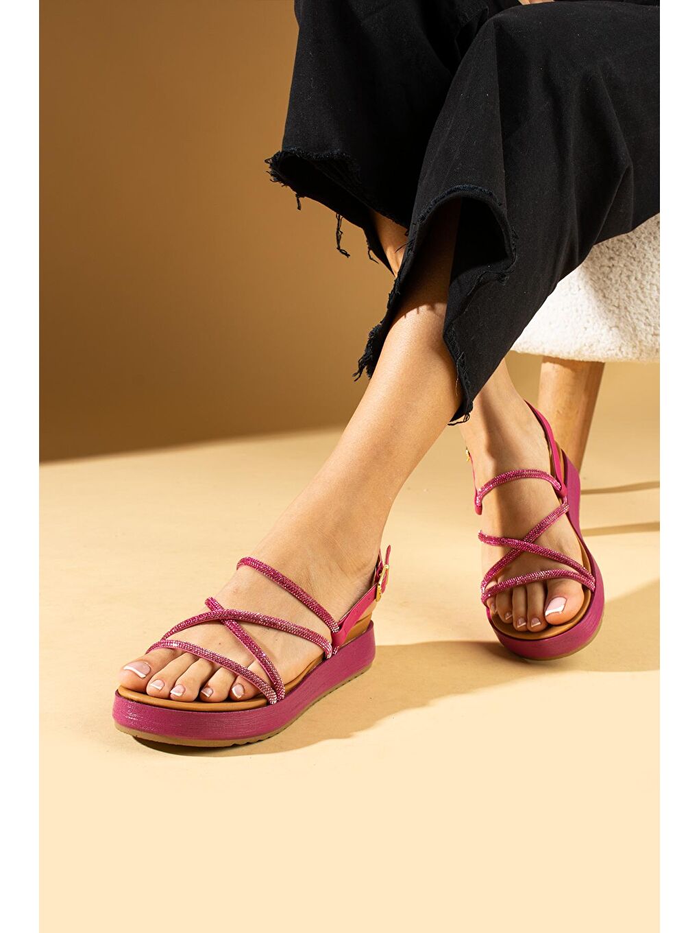 Fuşya Hafif Taban Çapraz Bantlı Taş Detaylı Tokalı Kadın Sandalet 64-026-24-2