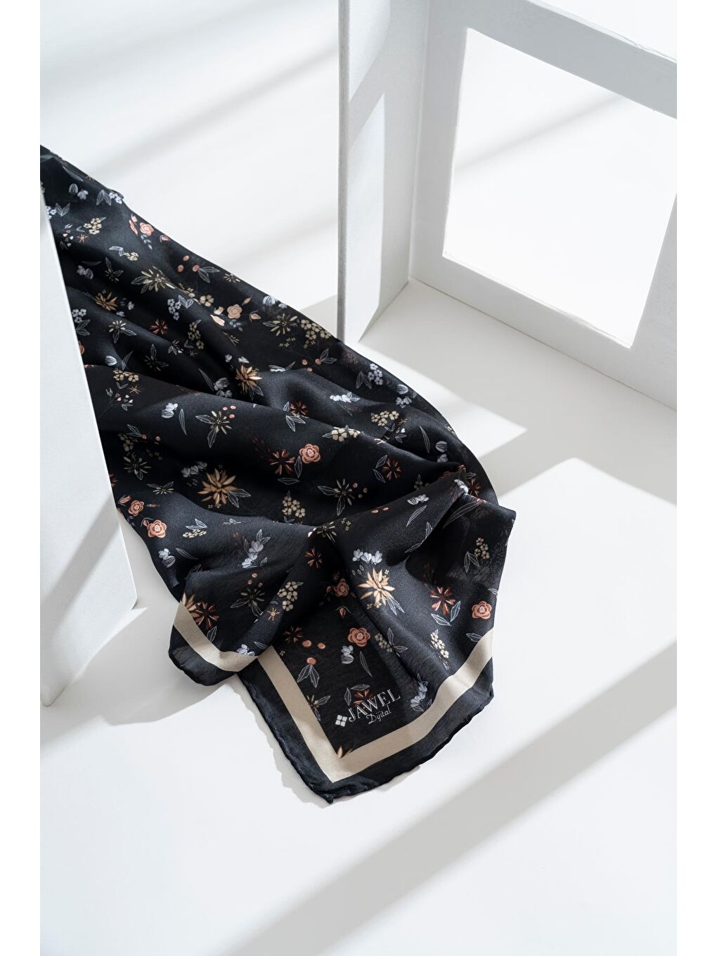 Siyah Kadın Digital Baskılı Çiçek Desen Soft Eşarp-1