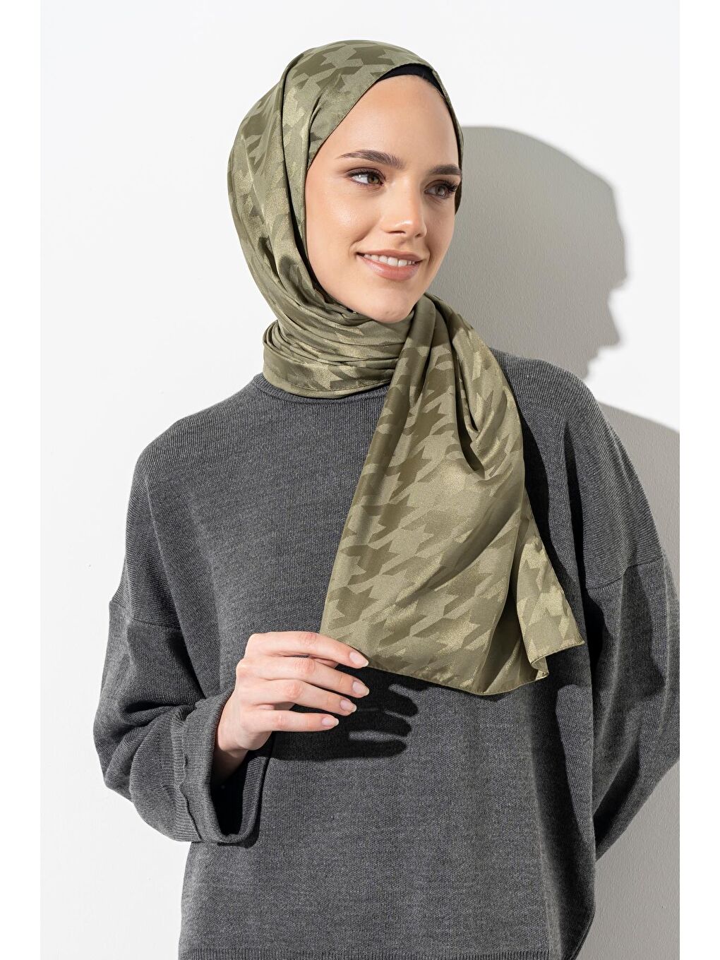 Haki Kadın Tesettür Jakarlı Büyük Desen Kazayağı Şal